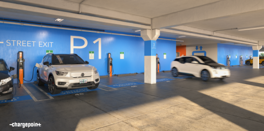 电动汽车charging in a parking garage